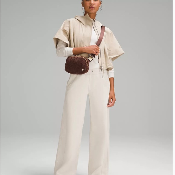 Lululemon Everywhere Belt Bag 1L in Chocolate Fleece NWT - Picture 2 of 7